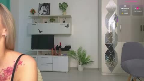 Snapshot of molliblum chatting on 8, 5, 2026 molliblum online show from 8, 5, 2026