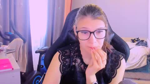 Snapshot of mollylollipop20 chatting on 29, 4, 2026 KIRA online show from 29, 4, 2026