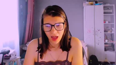 Snapshot of mollylollipop20 chatting on 29, 5, 2026 KIRA online show from 29, 5, 2026