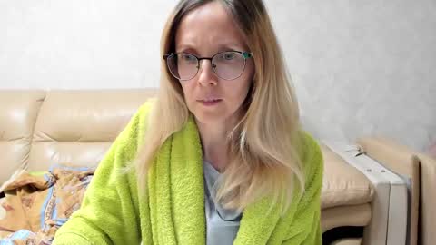 Snapshot of mollystory chatting on 10, 2, 2025 AngelMomm online show from 10, 2, 2025