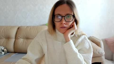 Snapshot of mollystory chatting on 1, 3, 2025 AngelMomm online show from 1, 3, 2025