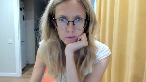 Snapshot of mollystory chatting on 9, 10, 2025 AngelMomm online show from 9, 10, 2025