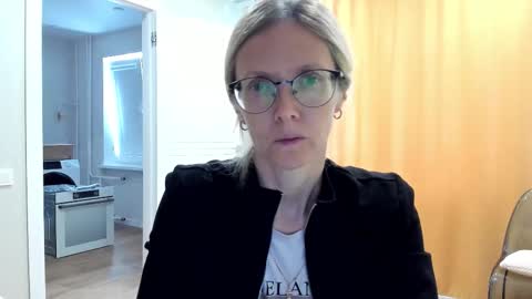 Snapshot of mollystory chatting on 12, 10, 2025 AngelMomm online show from 12, 10, 2025