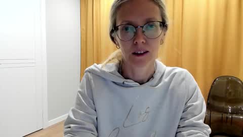 Snapshot of mollystory chatting on 19, 10, 2025 AngelMomm online show from 19, 10, 2025