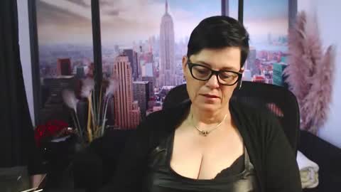 Snapshot of mollysun chatting on 12, 10, 2025 MollySun Nina Randmann online show from 12, 10, 2025