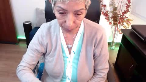 Snapshot of momdevora chatting on 6, 11, 2025 Devora online show from 6, 11, 2025
