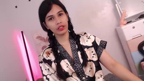 Snapshot of momi_khem019 chatting on 4, 5, 2026 MOMIKHEM online show from 4, 5, 2026