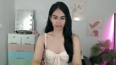 Snapshot of momi_khem019 chatting on 11, 5, 2026 MOMIKHEM online show from 11, 5, 2026
