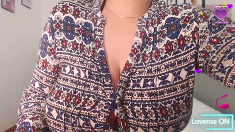 Snapshot of mommyissuess_ chatting on 6, 2, 2025 Daphne online show from 6, 2, 2025