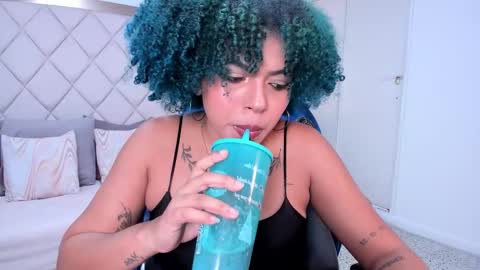 Momo  online show from 25, 11, 2025