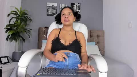 Snapshot of monica_robles_ chatting on 7, 4, 2026 monica_robles_ online show from 7, 4, 2026
