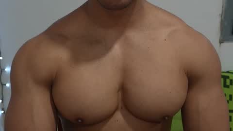 Snapshot of moreno1muscular chatting on 19, 4, 2026 moreno1muscular online show from 19, 4, 2026