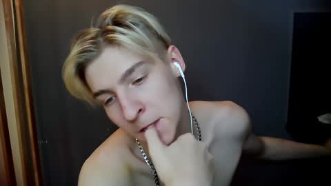 Snapshot of mrsexycum4u chatting on 5, 1, 2025 Adam online show from 5, 1, 2025
