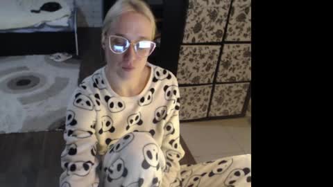 Snapshot of mrsluck chatting on 23, 4, 2026 Sasha online show from 23, 4, 2026