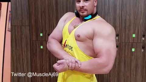 Snapshot of muscleaj69 chatting on 14, 12, 2024 AJ online show from 14, 12, 2024