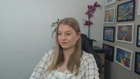 Snapshot of mysteryericax chatting on 28, 4, 2026 Erica online show from 28, 4, 2026