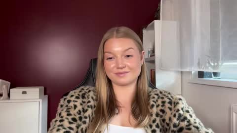 Snapshot of mysteryericax chatting on 7, 5, 2026 Erica online show from 7, 5, 2026