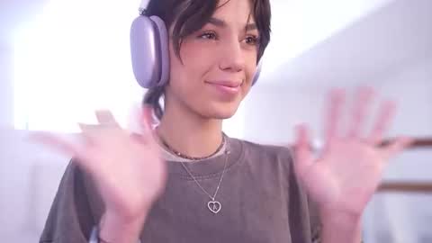 Snapshot of mystica_ chatting on 1, 10, 2025 MILLI online show from 1, 10, 2025