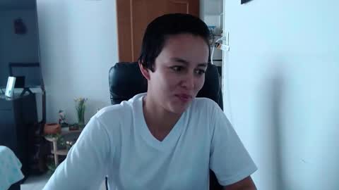 Snapshot of naomi_l0ve chatting on 23, 10, 2025 Lucy online show from 23, 10, 2025