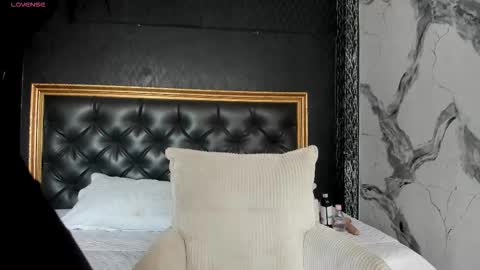 Snapshot of naomifrost chatting on 28, 11, 2025 Naomi Frost online show from 28, 11, 2025