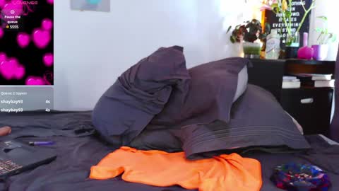 Snapshot of naughty_em_17 chatting on 4, 1, 2025 Em  please help me reach 100 thumbs up 3 online show from 4, 1, 2025