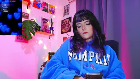 Snapshot of naughty_em_17 chatting on 17, 1, 2025 Em  please help me reach 100 thumbs up 3 online show from 17, 1, 2025