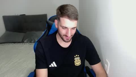 Snapshot of naugthy18boy chatting on 5, 2, 2025 Nico online show from 5, 2, 2025