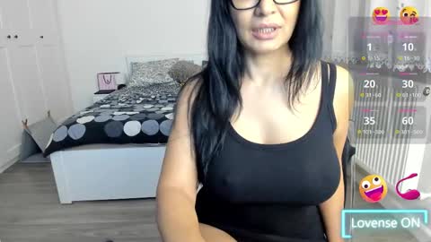 KimBeee online show from 8, 3, 2025