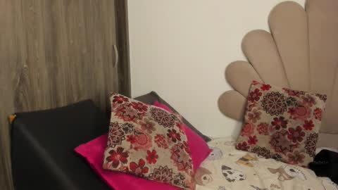 Snapshot of neeii chatting on 24, 2, 2026 Nei turn green online show from 24, 2, 2026