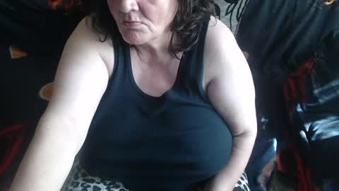 Snapshot of new_milf chatting on 5, 7, 2026 Lilly online show from 5, 7, 2026