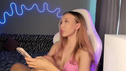 Mina online show from 28, 2, 2025