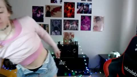 nica_kawaii online show from 7, 4, 2026