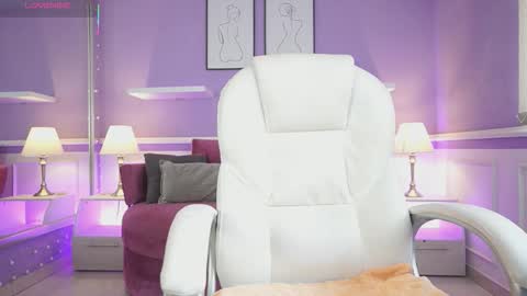 Snapshot of nicolecrawft chatting on 9, 10, 2025 Nicole Crawft online show from 9, 10, 2025