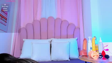 nicolemadrird online show from 12, 2, 2026