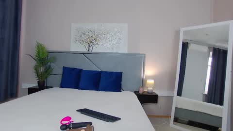 Snapshot of nicolros chatting on 14, 12, 2025 NicolRos online show from 14, 12, 2025