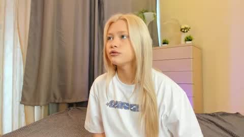 Snapshot of night_shard chatting on 29, 6, 2026 Hannah help me get 50 thumbs up online show from 29, 6, 2026