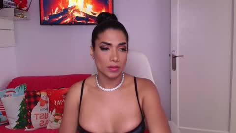 Snapshot of niickylovee chatting on 21, 12, 2025 Nicolle Bustamante online show from 21, 12, 2025