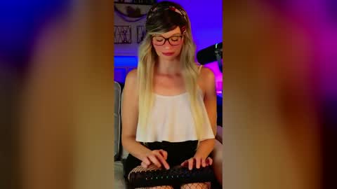 Snapshot of nikki_goldberg chatting on 30, 5, 2026 Kitty Chatte online show from 30, 5, 2026