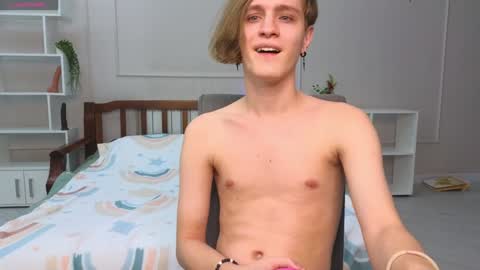 Snapshot of nikompell chatting on 1, 1, 2025 niko online show from 1, 1, 2025