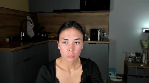 Snapshot of nilliluv chatting on 15, 5, 2026 Bella online show from 15, 5, 2026