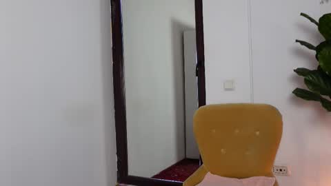 Snapshot of ninacrystal chatting on 4, 11, 2025 NinaCrystal online show from 4, 11, 2025