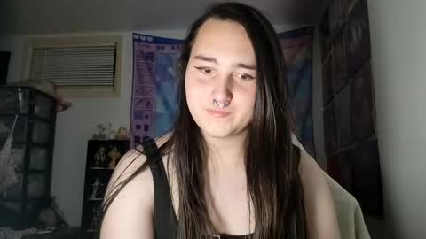 nonbinarybeauty20 online show from 21, 2, 2025