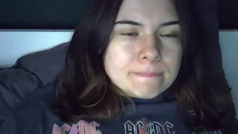 Snapshot of olivepeach chatting on 8, 4, 2026 Oil online show from 8, 4, 2026