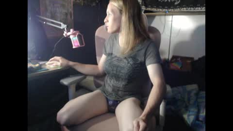 Snapshot of olivia661 chatting on 29, 3, 2026 StonerBratOlivia online show from 29, 3, 2026