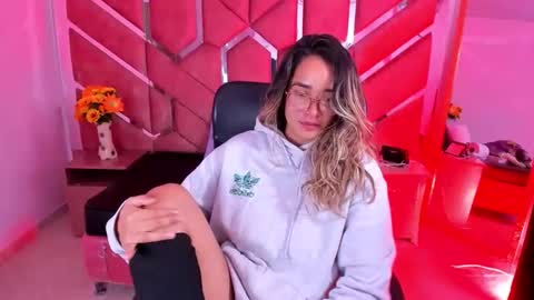Snapshot of olivia_fox69 chatting on 6, 5, 2026 OLIVIA online show from 6, 5, 2026
