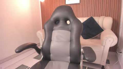 Olivia Evangelista online show from 8, 2, 2025