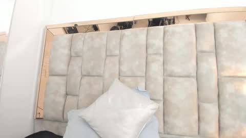 Olivia Evangelista online show from 11, 2, 2025