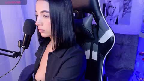 Snapshot of oliviamcneill chatting on 7, 3, 2025 Olivia Mcneill online show from 7, 3, 2025