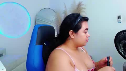 oliviia_cute online show from 25, 10, 2025