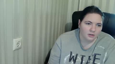 Snapshot of olyaandnetty chatting on 2, 11, 2025 OlyaAndNetty online show from 2, 11, 2025